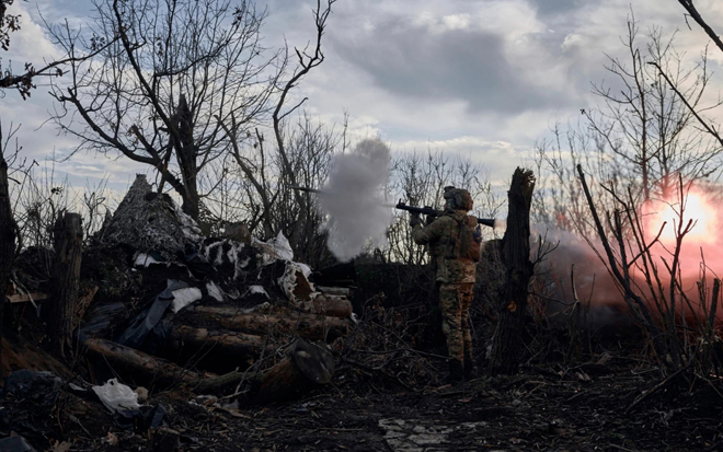 Lính Ukraine bắn súng chống tăng B-41 về phía vị trí quân Nga ở Donetsk.